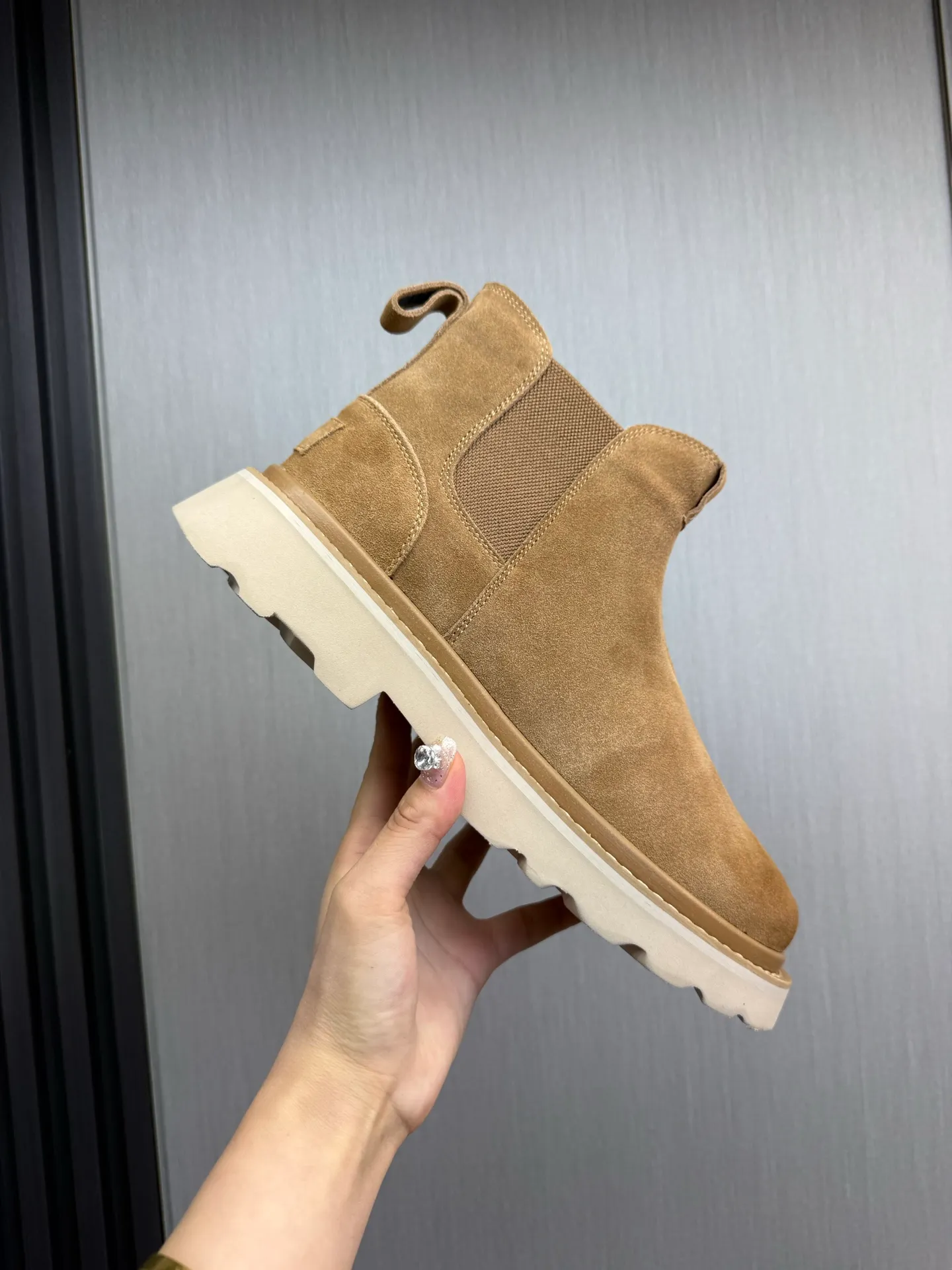 Men's shoes 💰600💰 New UGG fur integrated men's simple and fashionable snow boots. The most worth buying at the end of this year are warm casual shoes. Whether you are out and about at home, their comfortable and warm performance will be your most suitable fashion companion! The material is cowhide upper and imported wool is used inside. Warm and comfortable! The eva+ rubber patch outsole is cushioned, non-slip and wear-resistant, and has good elasticity. It is light and wear-resistant, comfortable and soft, and the new simple cut is more fashionable. It has both practicality and fashion sense, so you no longer have to worry about how to match it in winter, while still maintaining your fashionable taste. High-quality genuine wool. Look at the details for the material! Size: 39-40-41-42-43-44-44 sneaker size